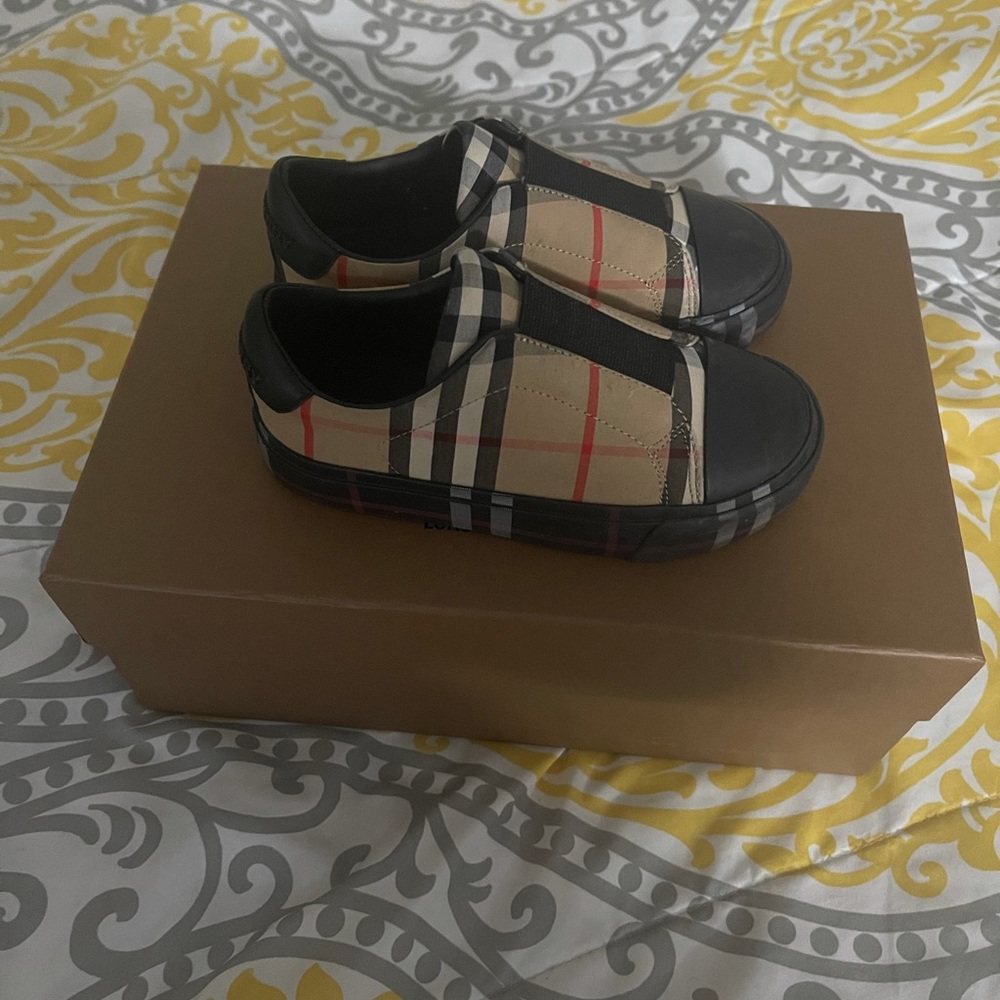 Burberry black & beige trainers